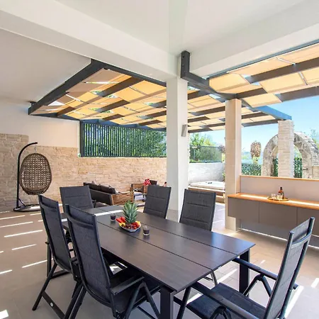 Cozy In Kastel Gomilica With Kitchen Apartment