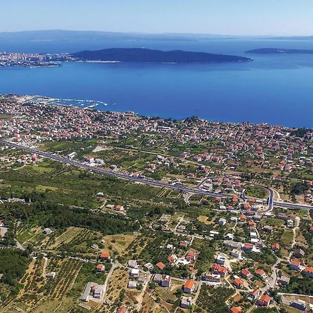 Apartment Cozy In Kastel Gomilica With Kitchen Kastela